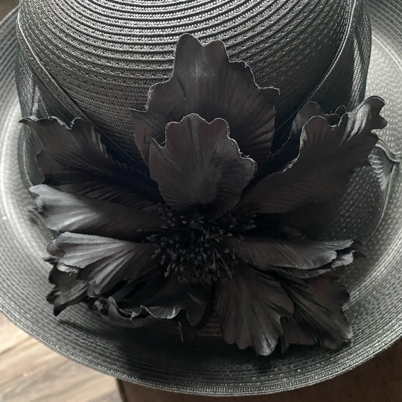 Beautiful wide rimmed showstopper special occasions straw hat - Picture 3 of 4